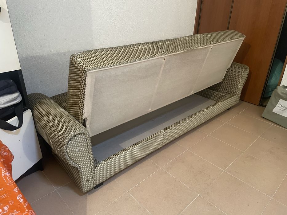 Sofá desdobrável com espaço para arrumação
