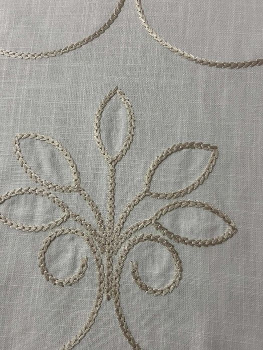 Toalha de mesa em linho, bordada, aplicação renda toda a sua extensão