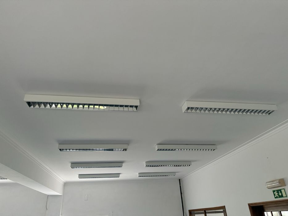 Luminárias de Teto Fluorescentes com Grelha