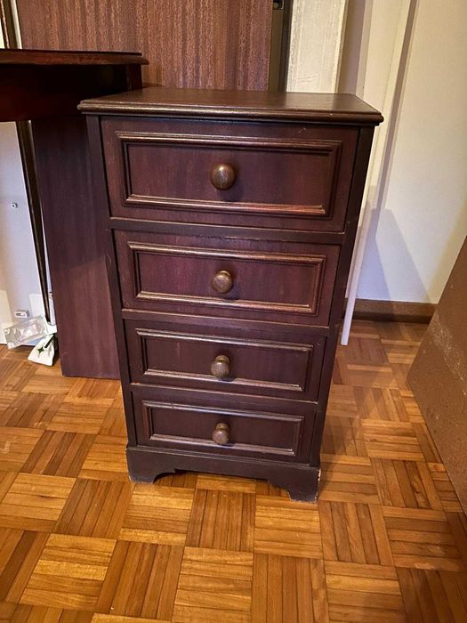 Camiseiro com 4 gavetas