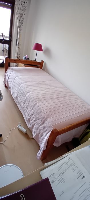 Vende-se cama de solteiro praticamente nova