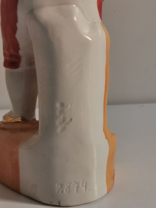 Chłopiec z porcelany na łyżwach. Antyk