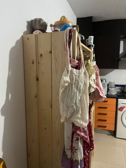 Estantes de madeira para cozinha ou despensa