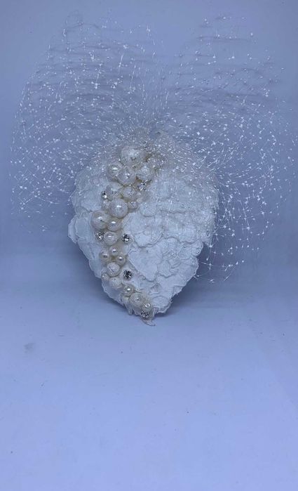 nowy biały toczek ślubny średni serce kryształki woalka rękodzieło