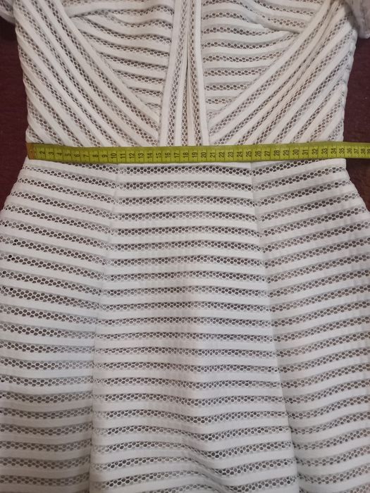 Біле плаття для дівчини