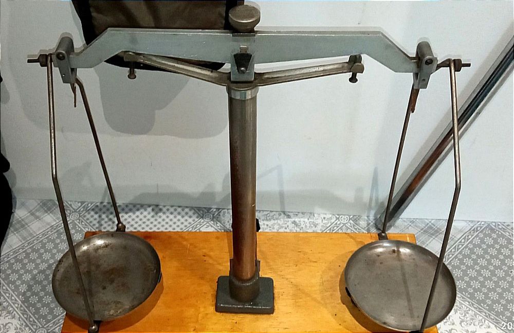 Stara waga jubilerska