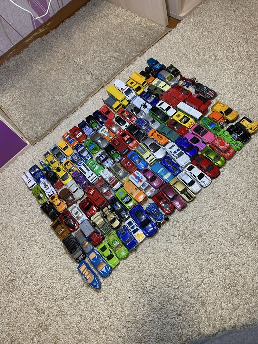 Маленькі машинки. В хорошому стані.