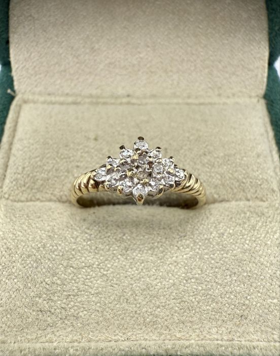 Złoty pierścionek z diamentami 0,08ct