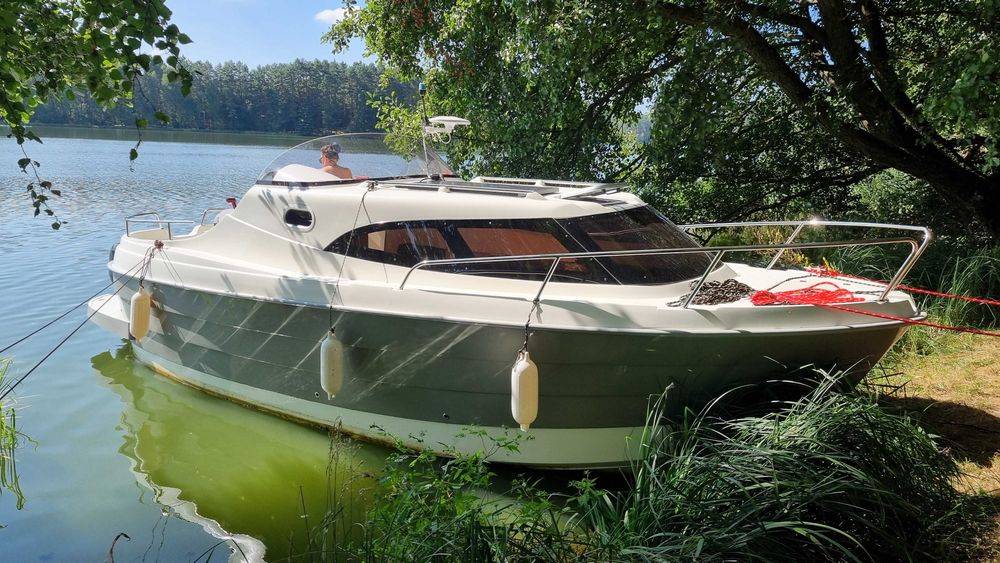 Łódź motorowa kabinowa