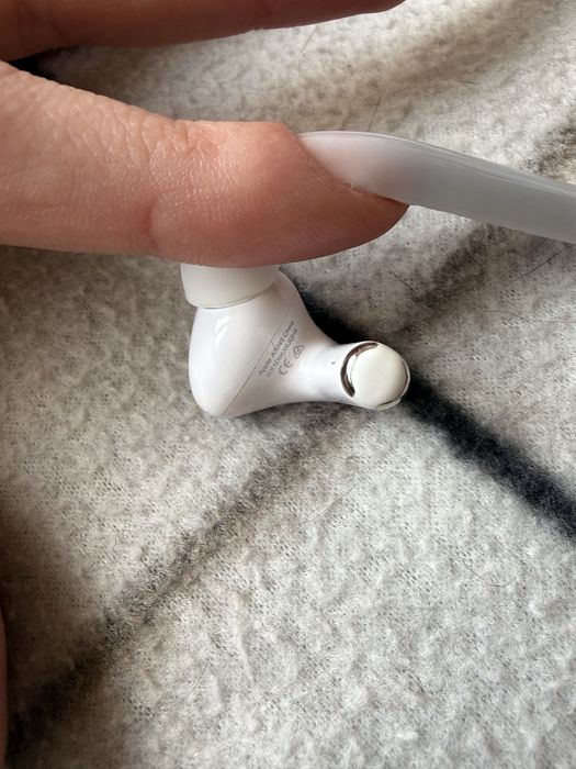 лівий і правий навушник air pods pro 2