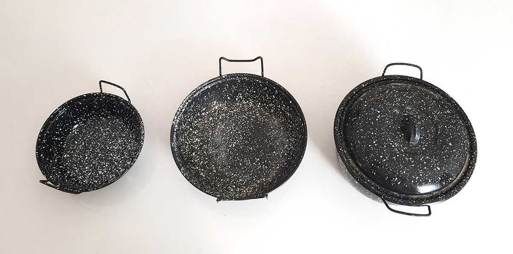 3 frigideiras redondas em esmalte com pegas