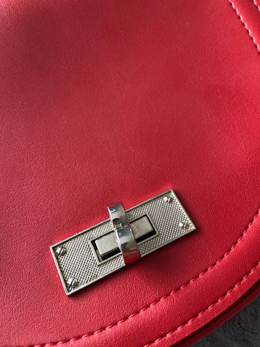Жіноча червона сумочка