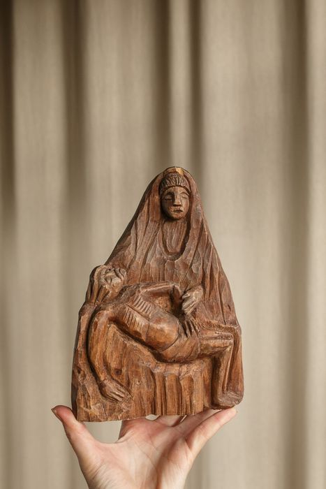 Drewniana rzeźba Pieta rękodzieło vintage