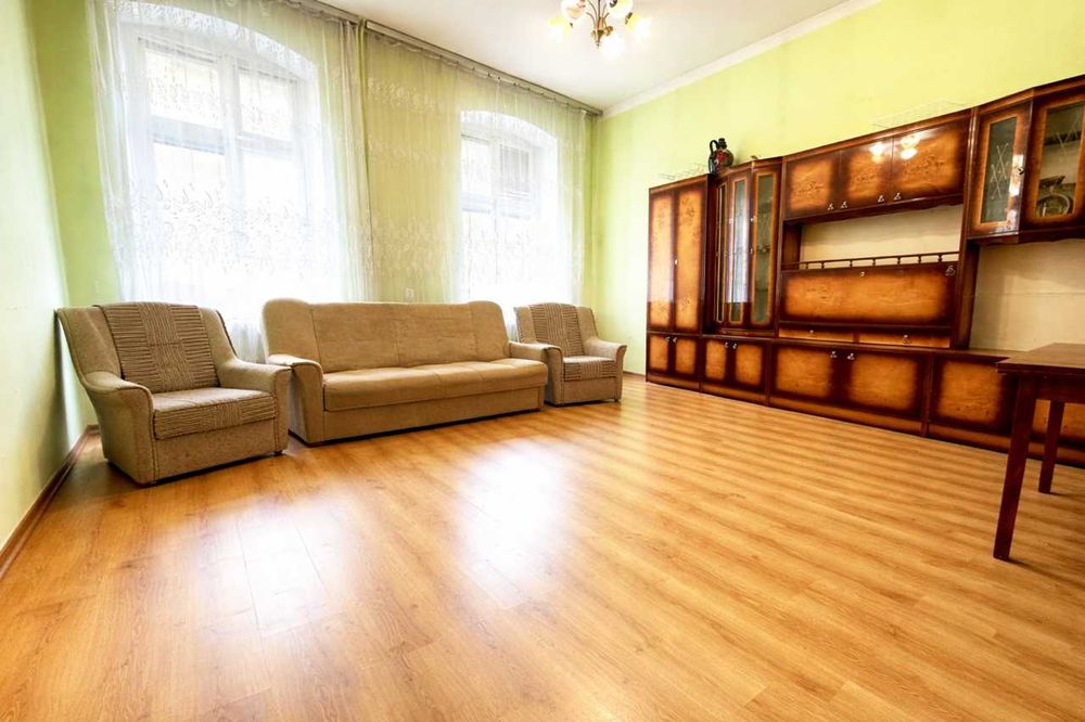 Sprzedam mieszkanie w centrum Legnicy 61 m kw. 2 pokoje.