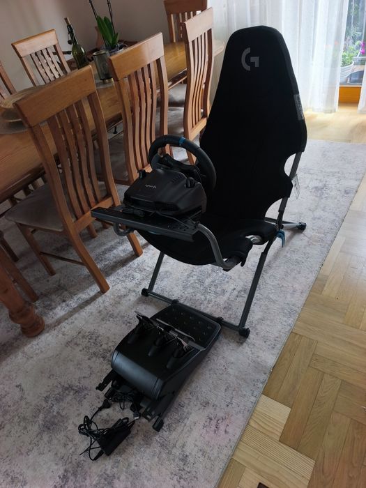 Fotel gamingowy z kierownicą i pedałami. Logitech G29, Playseat