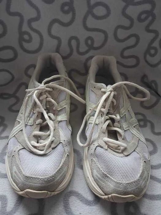 Buty sportowe Asics 40.5 – beżowo-białe, wygodne i przewiewne