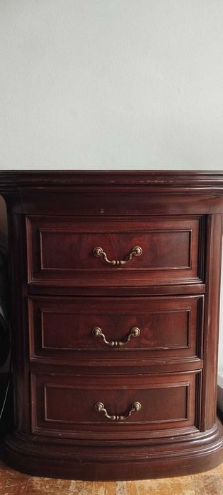 Cómoda e duas mesas de cabeceira antigas