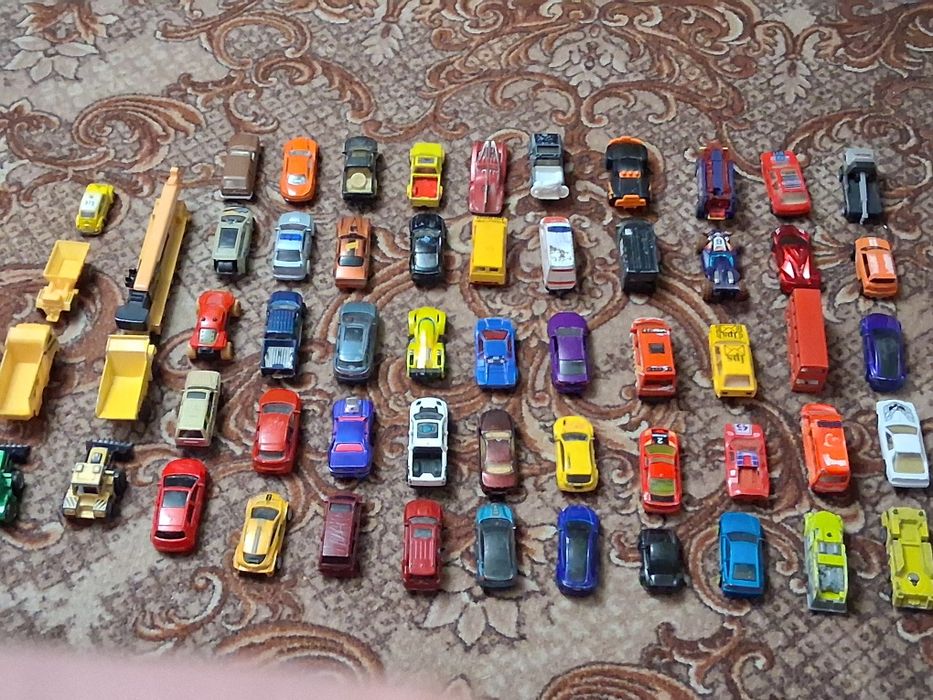 Машинки хотвілс..