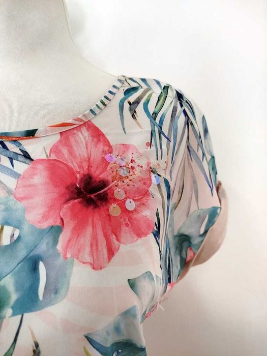 TU pudrowa bluzka z szyfonowym kwiatowym przodem cekiny