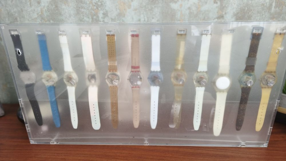 Coleção de 12 relógios Swatch com expositore