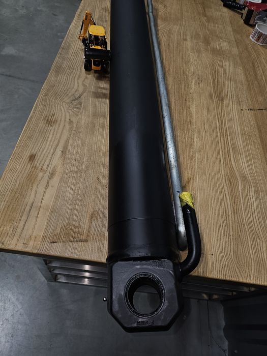 Продам  гідравлічний циліндр до JCB 3-4CX