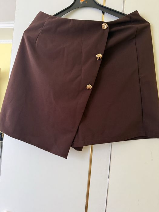 Спідниця -шорти шоколадного кольору.