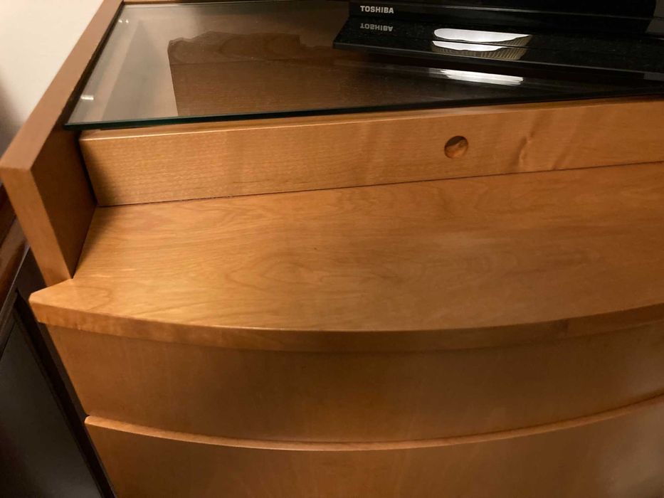 Vendo Camiseiro, mesas de cabeceira e mesa de apoio