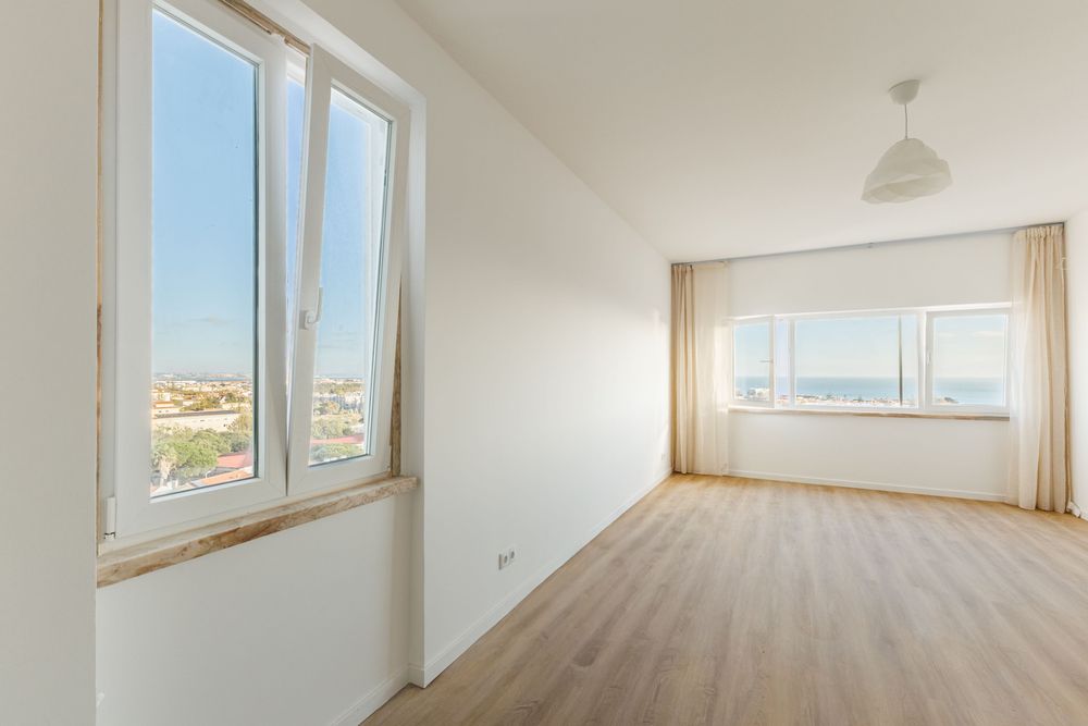 Apartamento totalmente renovado com vista mar em Carcavelos