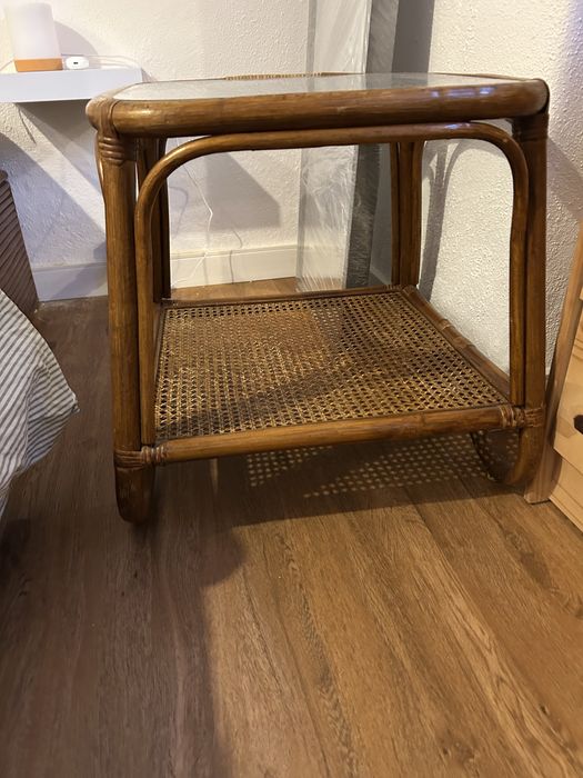 Par de mesas de cabeceira ou de apoio em bambu e vidro