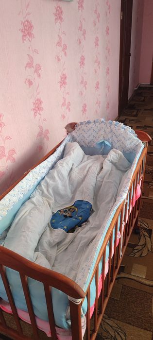 Детская кроватка деревянная.