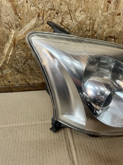 Передня права фара Тойота  Авенсіс Т25 Toyota Avensis II T25 2003-2006