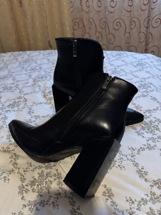 Ботильйони чорні шкіряні 38 розмір на стійкому каблуці