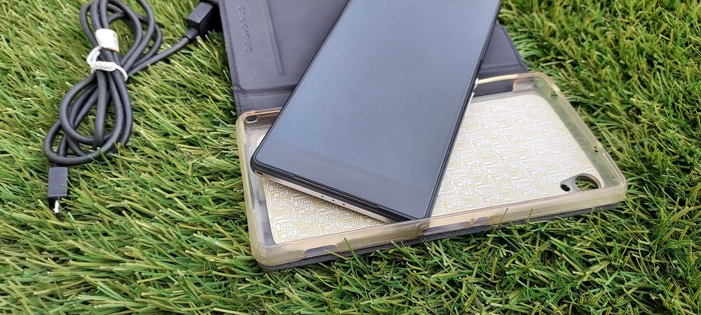 Telemóvel Sony em muito bom estado com oferta da capa