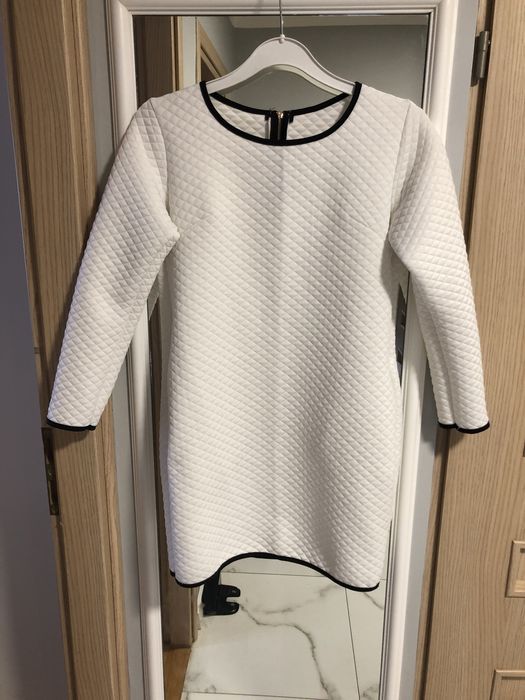 Biała sukienka oversize