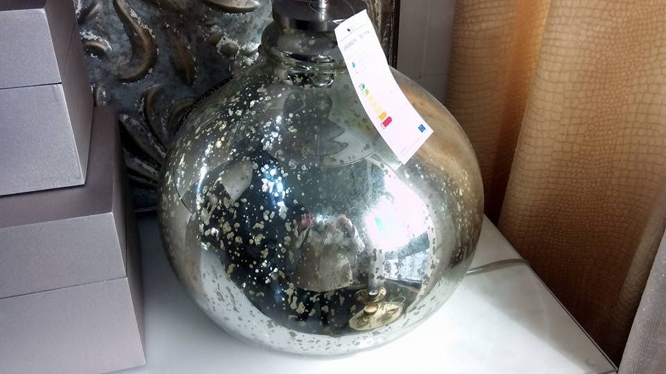 2 candeeiros novos com abajours brilhantes e acessorios penas