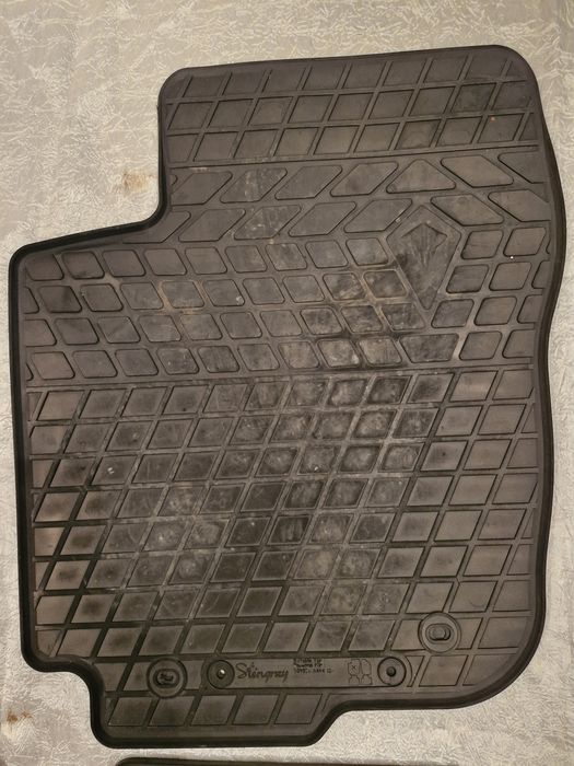 Продам комплект гумових килимків тойота рав 4