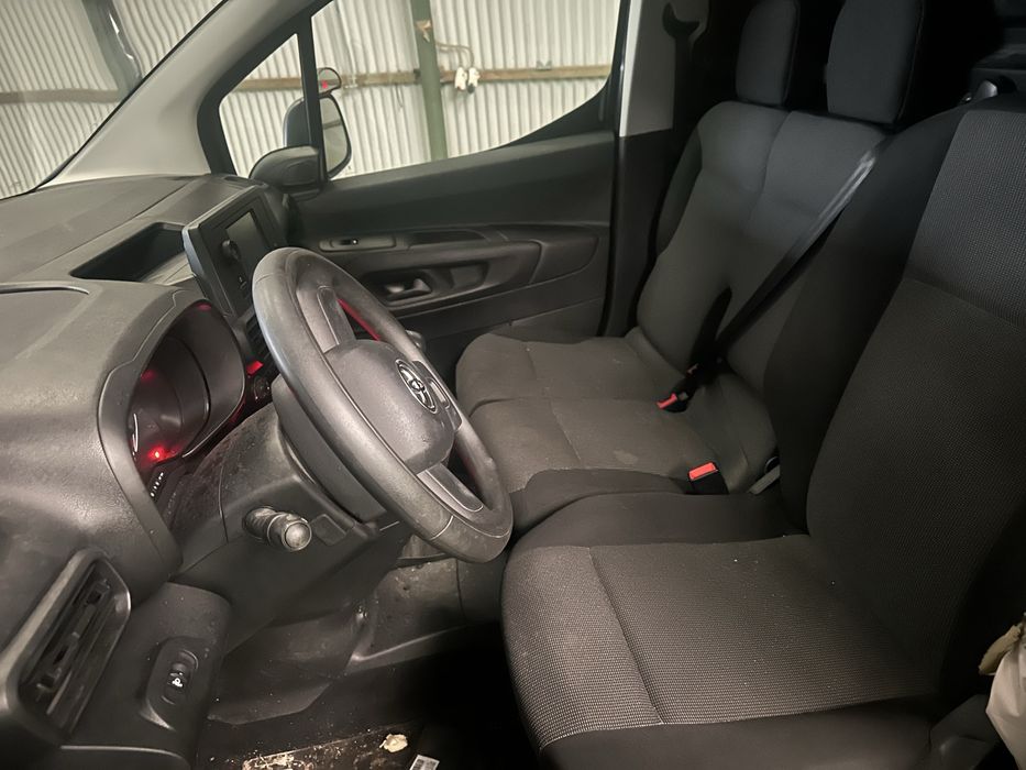 Toyota Proace 1.5D L2 Longa 2024 a trabalhar