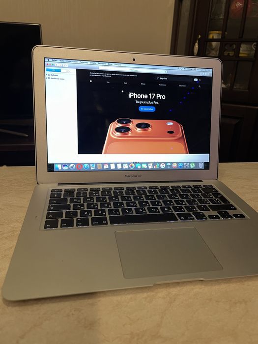 Продам макбук 2017 року + cinema display 24’