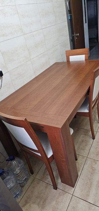 Vendo mesa com 4 cadeiras