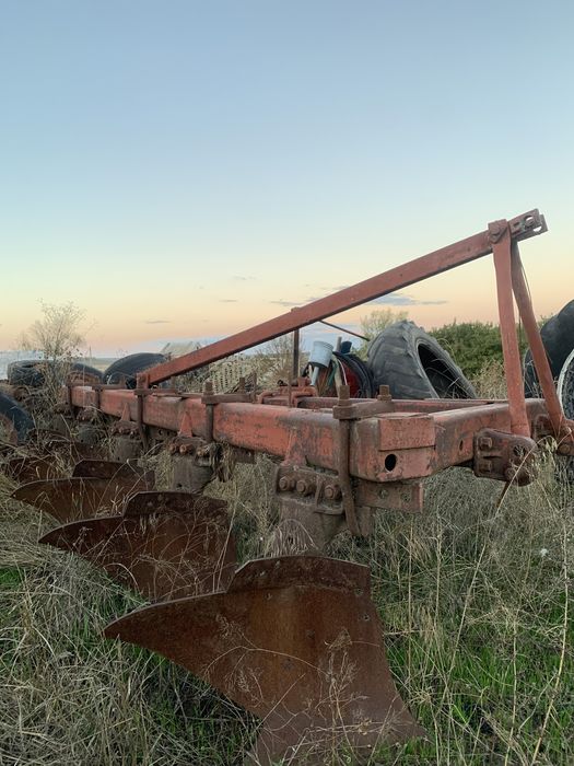 Трактор Т-150 з дісковою і плугом