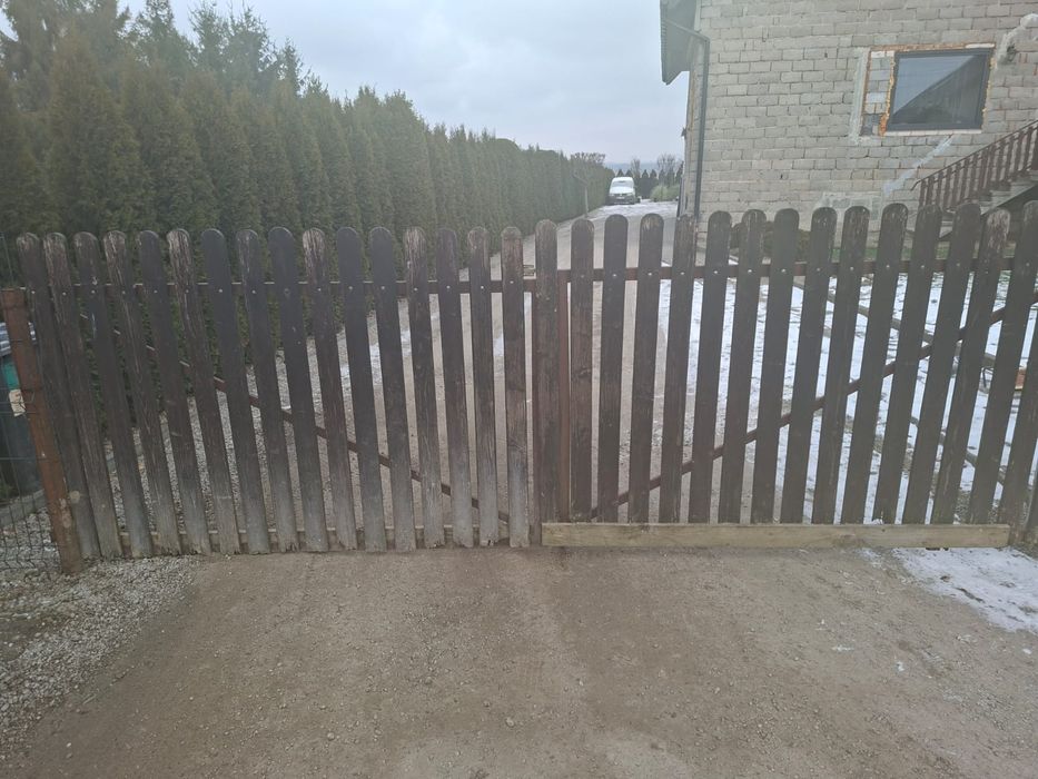 Używana brama drewniana 415 cm + furtka 96 cm – balaski