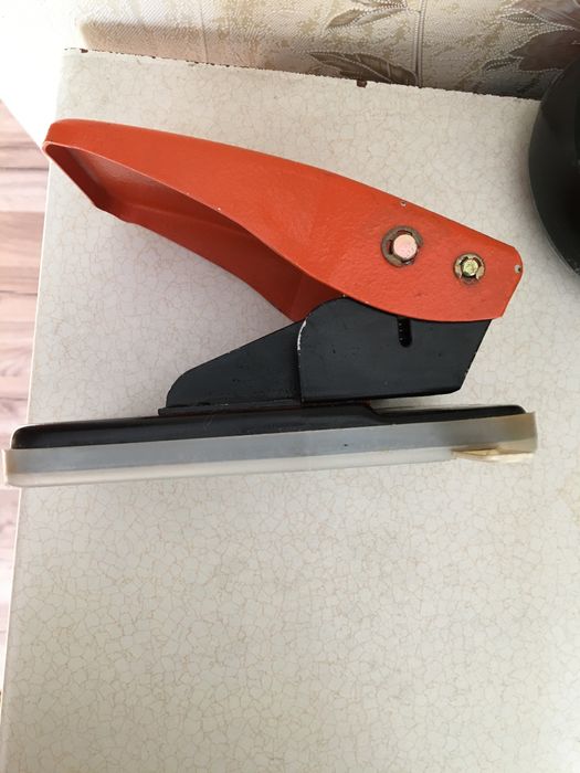 Дырокол канцелярский