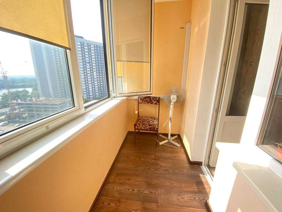 Простора 1-к  45 м²  біля метро Харківська/Позняки. Вишняківська,3