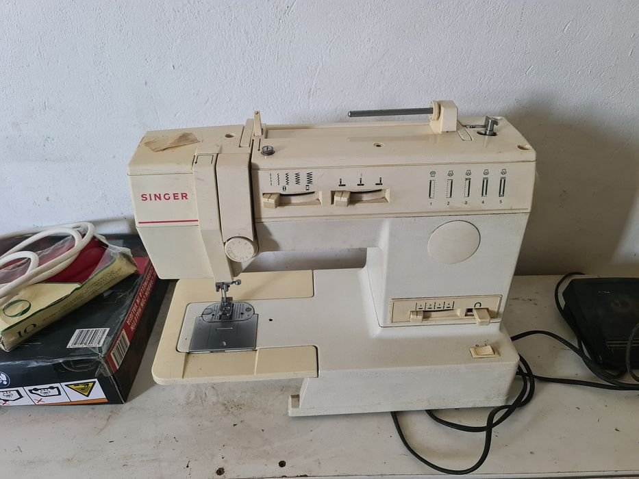 Maquina de custora Singer modelo 9012