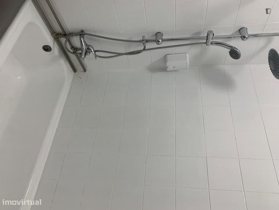 Quarto - localizado em Lordelo do Ouro Porto