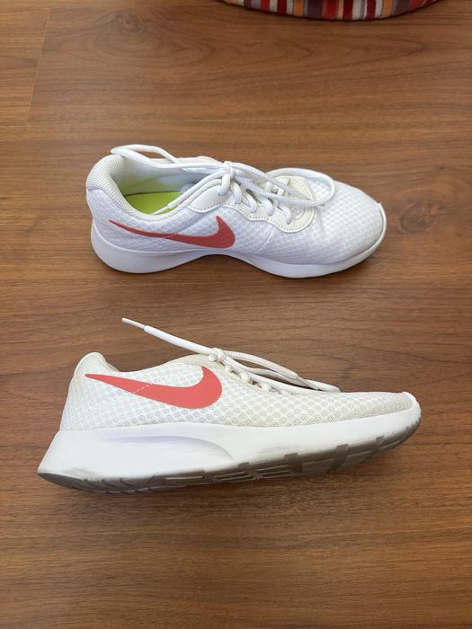 Ténis Nike Brancos e Coral