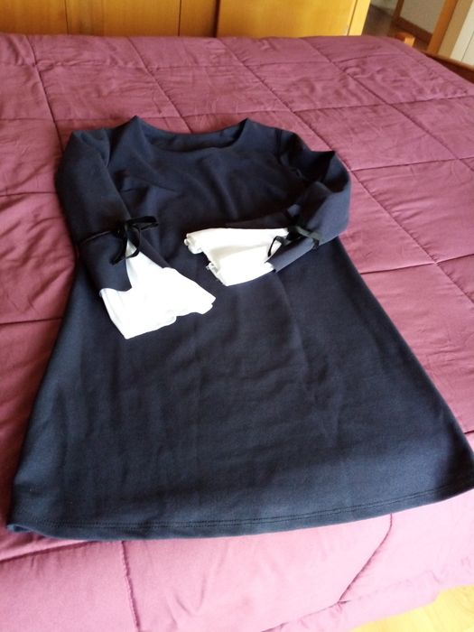 Vestido azul escuro com mangas em folhos