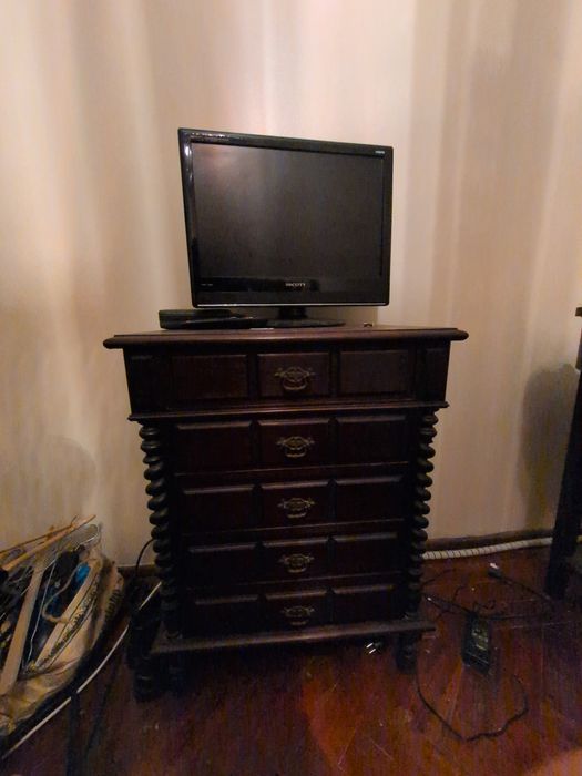 Cómoda pequena em madeira maciça – estilo clássico