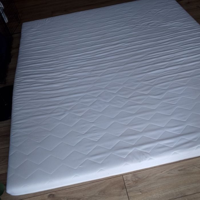 Materac  piankowy 180x200 średnio twardy