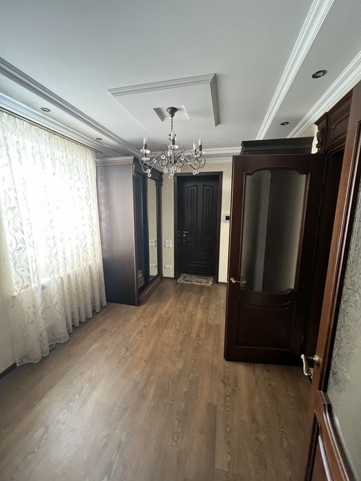 Продаж гарного будинку район Світанку  390 квм